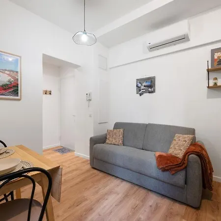 Charming 2 Rooms, Sleeps 4 Center *