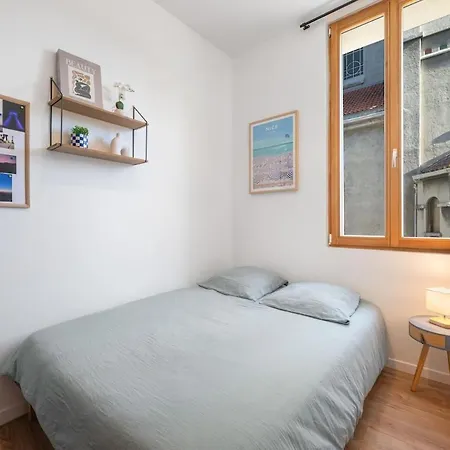 Charming 2 Rooms, Sleeps 4 Center Apartment