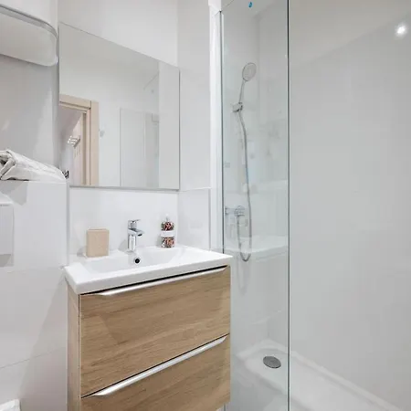 Charming 2 Rooms, Sleeps 4 Center * Nice