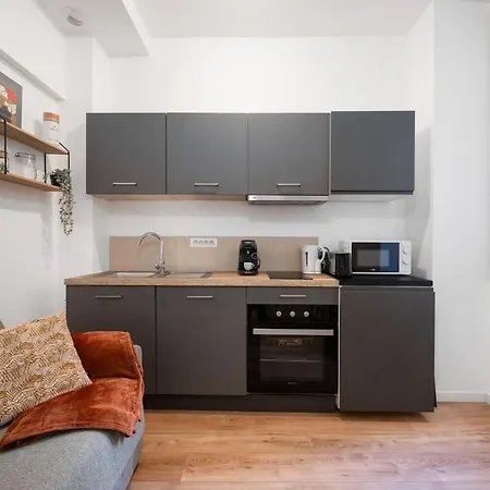 Charming 2 Rooms, Sleeps 4 Center Apartment *