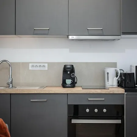 Charming 2 Rooms, Sleeps 4 Center * Nice