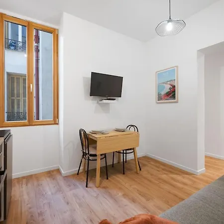 Charming 2 Rooms, Sleeps 4 Center Apartment Nice