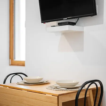 Charming 2 Rooms, Sleeps 4 Center Apartment *