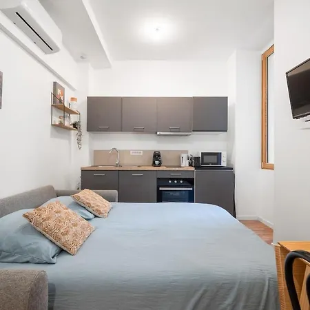 Charming 2 Rooms, Sleeps 4 Center Nice